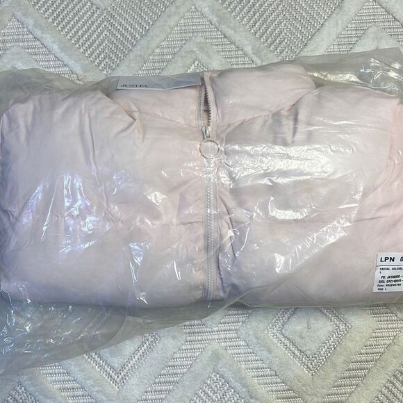 JUSTFAB - Cropped Puffer Jacket in RoseWater - Picture 4 of 5